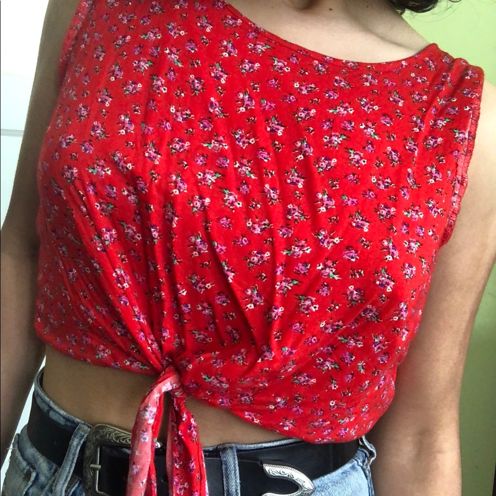 Cherry red floral farm girl crop tie tank top!